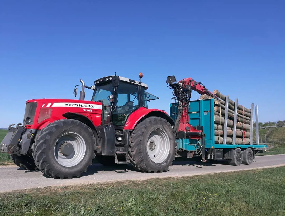 Schlepper mit Langholz auf dem Rückewagen