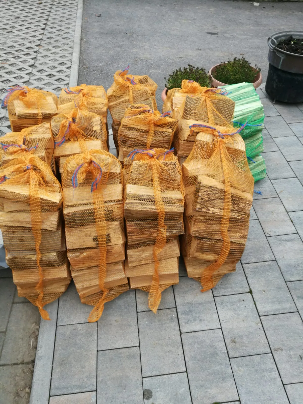 Holz im Netzsack